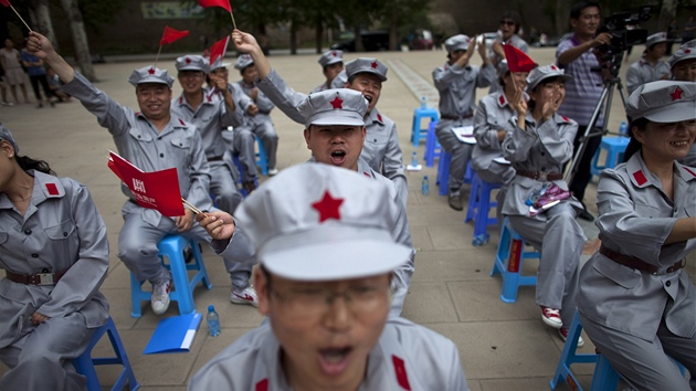 íané na pekingském námstí Tchien-an-men oslavují devadesátiny komunistické strany.
