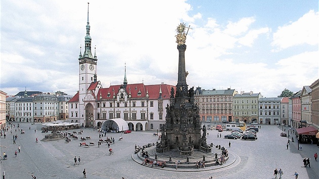 Letecký pohled na centrum Olomouce z doby před zahájením oprav budovy radnice a kostela Svatého Mořice.