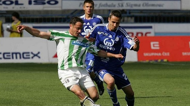 Olomouc - FK Bohemians: olomoucký Tomá Janotka (vpravo) a Pavel Grznár z