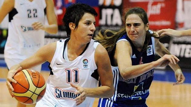 Ivana Jal�ová (vlevo) ze Slovenska proniká kolem Natalie Staffordové z Velké Británie