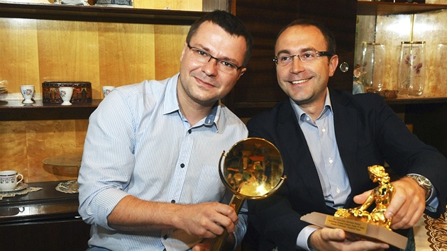 Filip Bobiňski (vpravo) a Petr Šizling s cenou Zlatá nymfa z festivalu v Monte