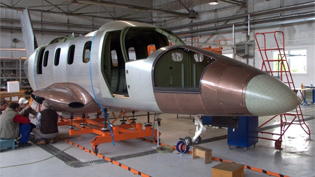 Výroba letounu EV-55 Outback