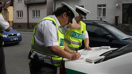 Policisté si mli íct, co kdo chce. Mue krom krádee obvinili i z úplatkáství. Ilustraní foto