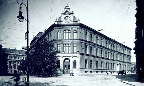 Budova steckho muzea ped pumovm nletem v roce 1945.