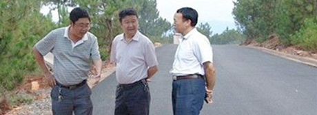 Fotomontá, na které íntí úedníci kontrolují kvalitu nové silnice v Seuanu.