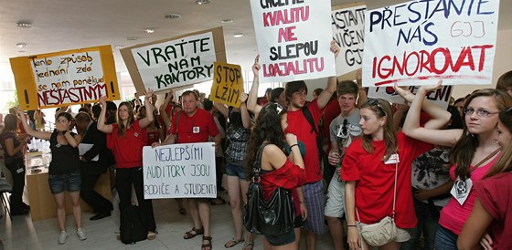 Studenti, rodiče a učitelé z litoměřického gymnázia přijeli s požadavkem odvolat ředitelku školy Evu Bulasovou i na krajské zastupitelstvo. (30. 6. 2011)