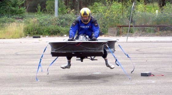 Christopher Malloy pi testování létajícího motocyklu
