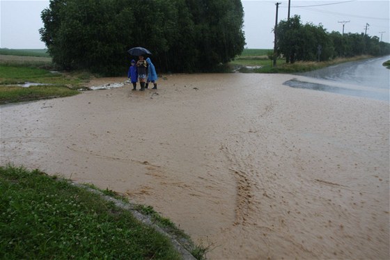 Velká voda v obci típa u Zlína