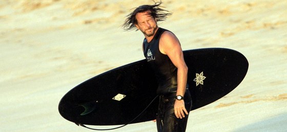 Surf dv Eddiemu Vedderovi volnost.