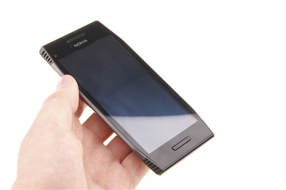 Nokia X7-00 díky zaobleným hranám perfektn padne do ruky.
