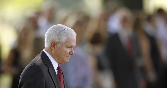 Robert Gates na hbitov Arlington, kde spoívají amerití vojáci (28. ervna