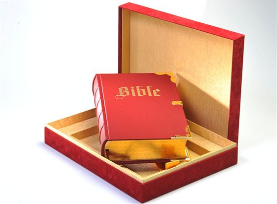 Luxusní vydání Bible je run vázané, se zlacenou oízkou a reprodukcemi stedovkých iluminací. Prodávalo se za 57 900 korun.