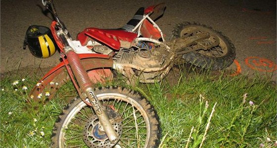 Terénní motocykl, na němž se opilý mladík bez řidičáku snažil ujet policistům a