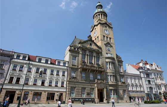 Jedna z bývalých radních Prostjova (na snímku budova radnice) elí delí dobu výhrkám od místního píznivce extrémní levice.