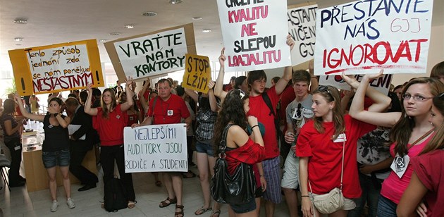 Studenti, rodi�e a u�itelé z litom��ického gymnázia p�ijeli s po�adavkem odvolat �editelku �koly Evu Bulasovou i na krajské zastupitelstvo. (30. 6. 2011)
