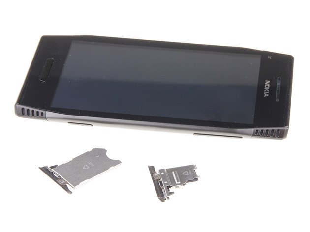 Nokia X7-00 díky zaobleným hranám perfektn padne do ruky.