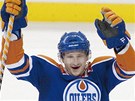 Ladislav míd z Edmontonu se raduje z gólu svého spoluhráe Toma Gilberta. 