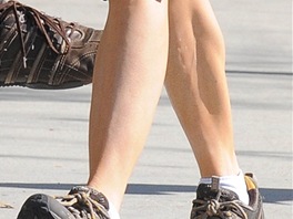 Herečka Renée Zellwegerová poutá pozornost svými vypracovanými lýtky.