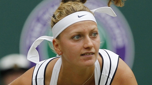 Petra Kvitová servíruje v semifinále Wimbledonu