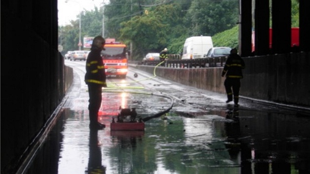Zaplavená Hluínská ulice v Ostrav pod vidaduktem 