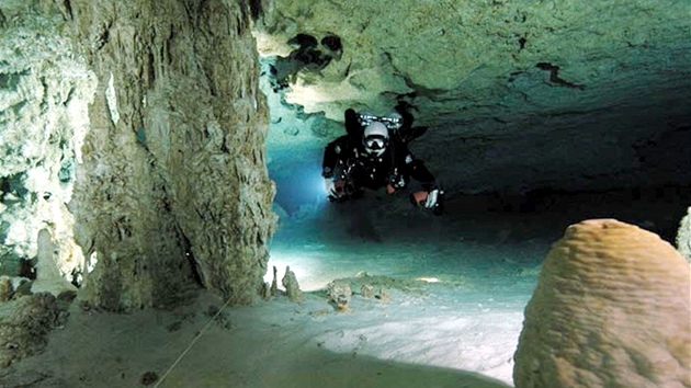 Nejdelí podvodní jeskyn je systém Sac Actun u mexického poloostrovu Yucatán.