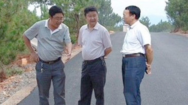Fotomontáž, na které čínští úředníci kontrolují kvalitu nové silnice v Sečuanu.