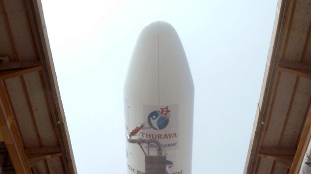 Zvedání rakety Zenit z hangáru na palub ploiny Ocean Odyssey do startovací...
