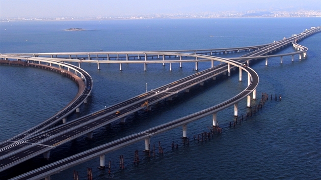 ching-tao - nejdelí silniní most pes vodu na svt, se otevel v roce 2011....