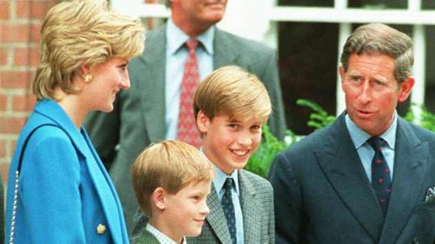 Princ William (13) s bratrem Harrym (11) a rodiči, princeznou Dianou a princem...