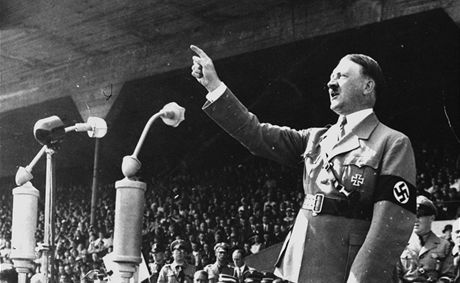 Adolf Hitler na snímku z roku 1937