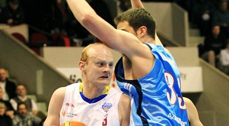 Pardubický basketbalista Tomá Tóth proráí obranu prostjovského Kyla Landryho.