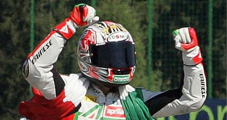 Ital Max Biaggi slaví vítzství v brnnském závod mistrovství svta superbik.
