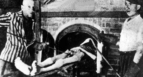 Zajatci v koncentranm tboe v Mauthausenu dvaj do pece tlo mrtvho