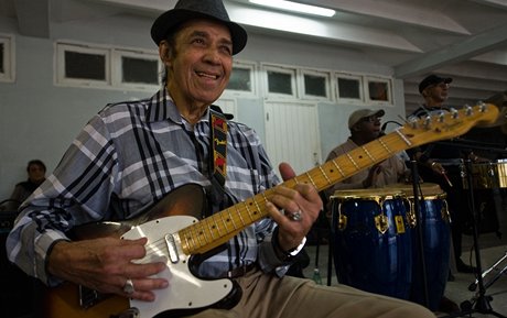 Ve vku 80 let zemel Kytarista slavného hudebního uskupení Buena Vista Social