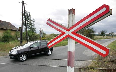 Na elezniním pejezdu u Jeic není závora, ale pouze znaka STOP (ilustraní foto).