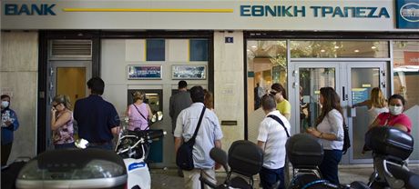 Klienti ecké národní banky ve front ped bankomatem nedaleko budovy parlamentu v centru Atén.