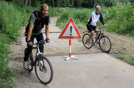 Stezku u Otavy v Písku pokozuje voda stékající pi detích z pole. Radnice u