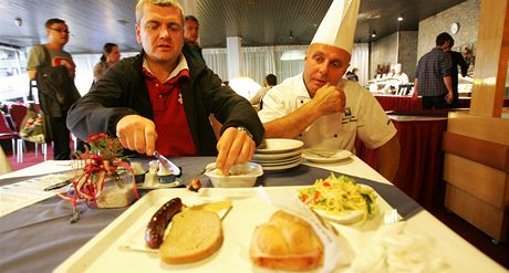 editel stravovacího úseku hotelu Thermal  Jan Lichnovský (vlevo) a éfkucha