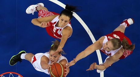 eská basketbalistka Alena Hanuová (v bílém) doskakuje v souboji s Ruskem.