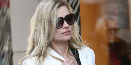 Britky se neboj zkombinovat zdnliv nekombinovateln. Kate Moss zvolila spe