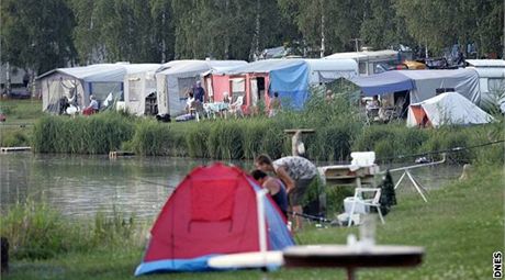 Turisté dávající pednost ubytování v kempu i vodáci budou mít zejm i pítí rok v Olomouci smlu. Pestoe zde mly u dva roky stát kempy, zstávají plány jen na papíe. (Ilustraní snímek)