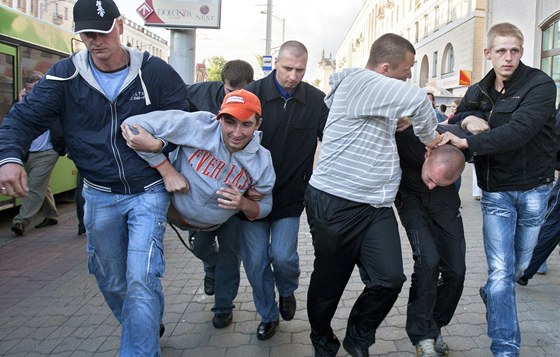 Proti odprcm reimu Alexandra Lukaenka zakroili policisté v civilu. (3.