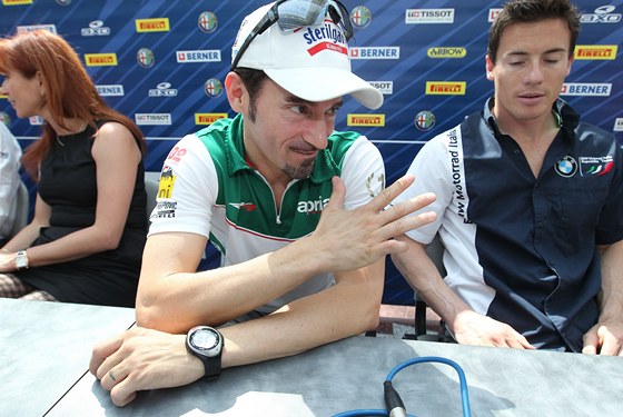 Max Biaggi a James Toseland na tiskové konferenci k závodm silniních