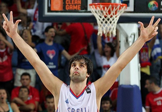 GESTO HRDINY. Srbský basketbalista Milo Teodosi poté, co rozhodl tvrtfinále