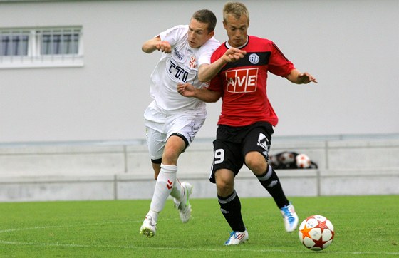 Budjovický Michal Kaák (vpravo) v duelu s rakouským týmem St.Florian.