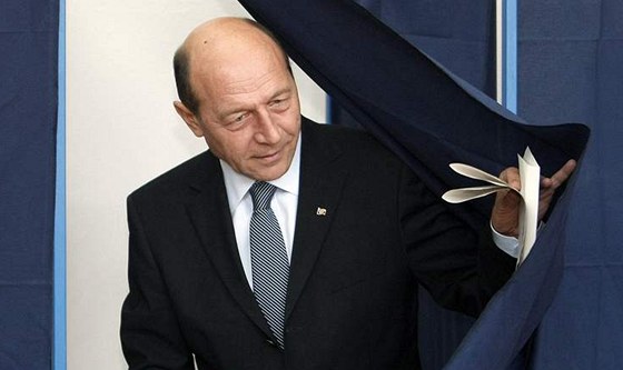 Odstupující rumunský prezident Traian Basescu vychází z volební místnosti (22.