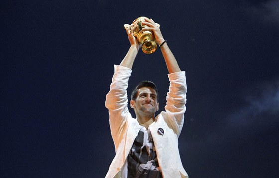 PODÍVEJTE, LIDI. Srbský tenista Novak Djokovi ukazuje fanoukm v Blehrad