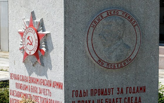 Pomník na Ústedním hbitov v Brn zdobí Stalinv profil.