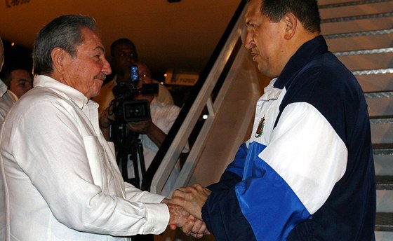 Venezuelský prezident Hugo Chávez se louí s kubánským prezidentem Raúlem Castrem po svém pedchozím pobytu v nemocnici na Kub.