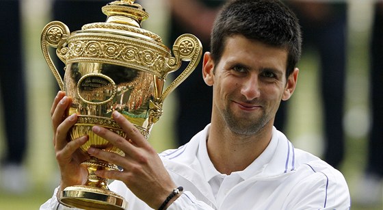 Novak Djokovi s trofejí pro vítze Wimbledonu